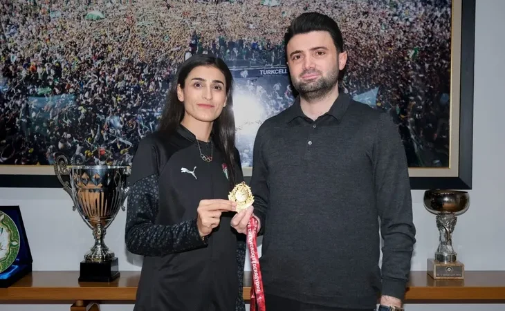 Hatice madalyayı Başkan’a getirdi!..