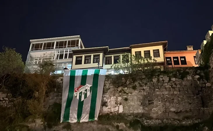 Dev Bursaspor Bayrağı tarihi surlarda!
