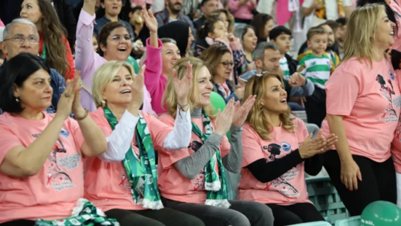 Tribünde “pembe” farkındalık!..
